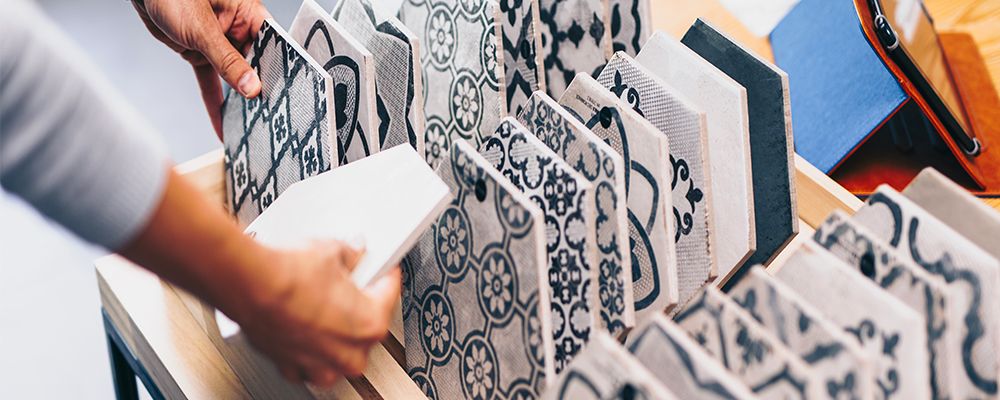 Cover di "Settore delle piastrelle ceramiche: deciso recupero nel 2021. Ma l’aumento dei costi energetici e il conflitto Russia-Ucraina frenano la ripresa."